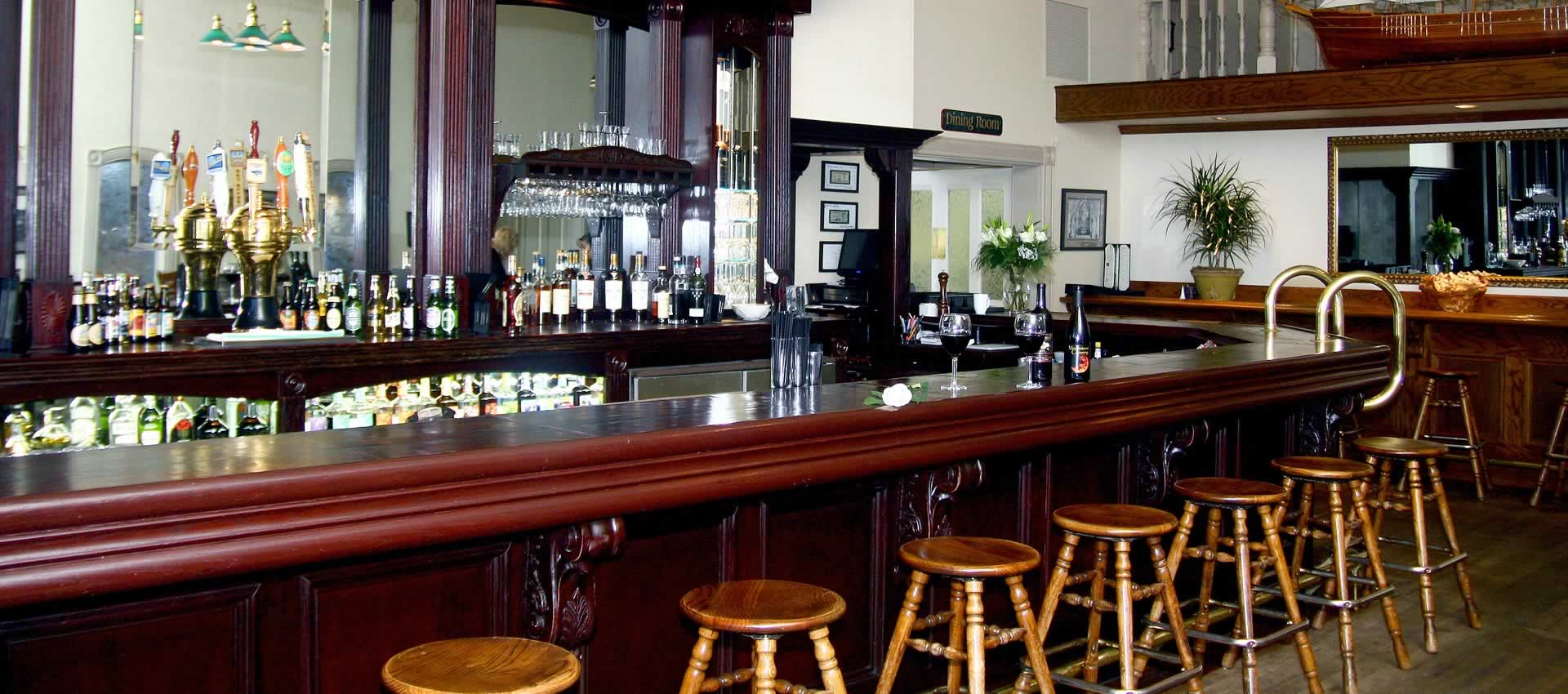 Redwood Suites - Victorian Inn bar