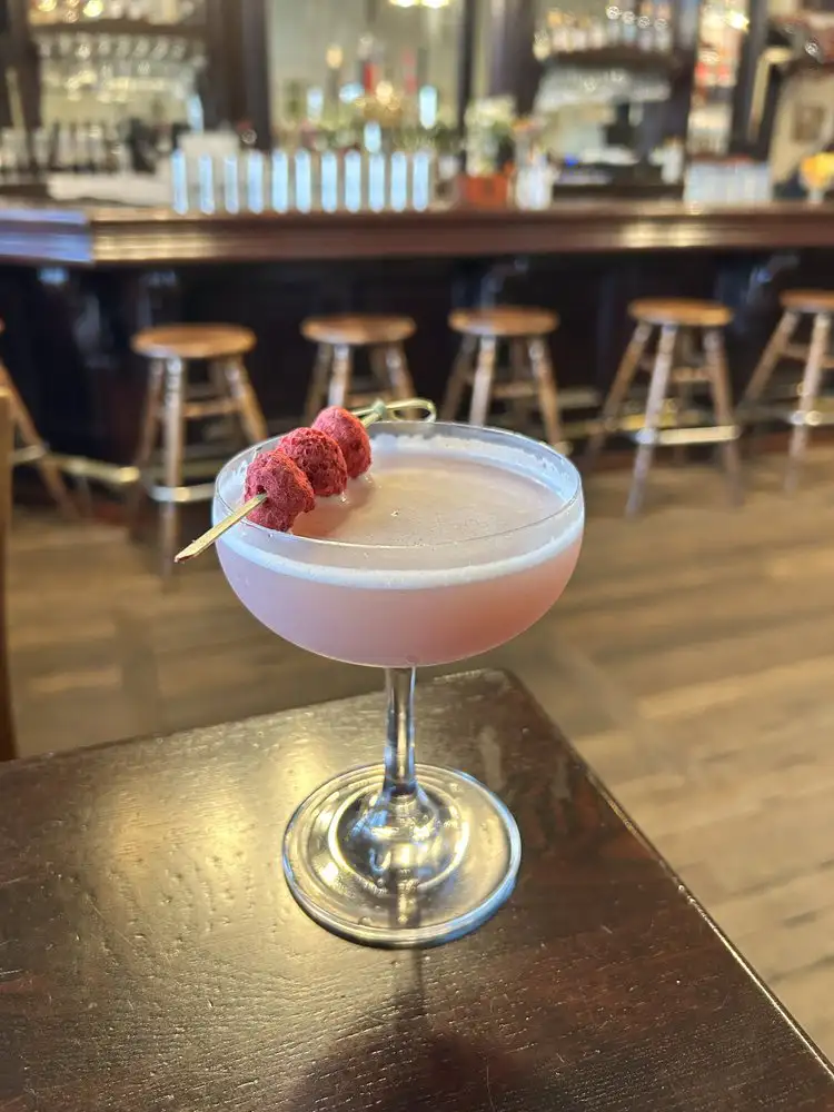 Cloverclub. Gin, Chamboard, lemon, raspberry, egg white